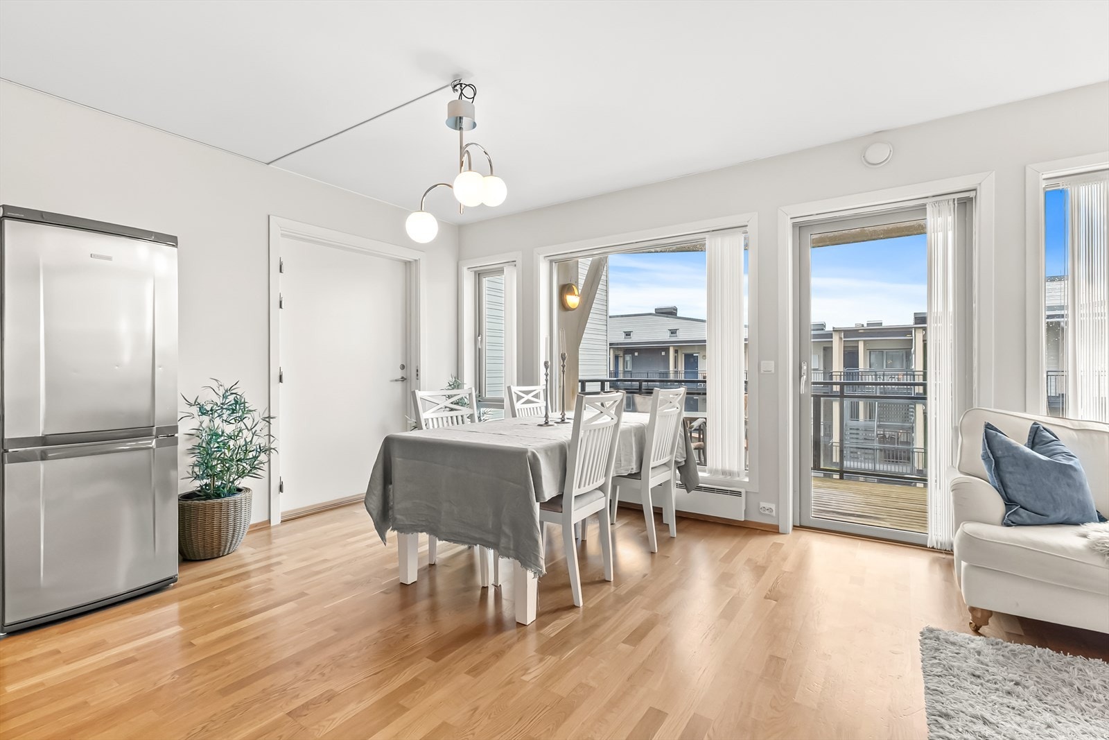 God plass til både spisebord og sittegruppe. Her ser man også dør som går inn til hotellrom. Galleribilde
