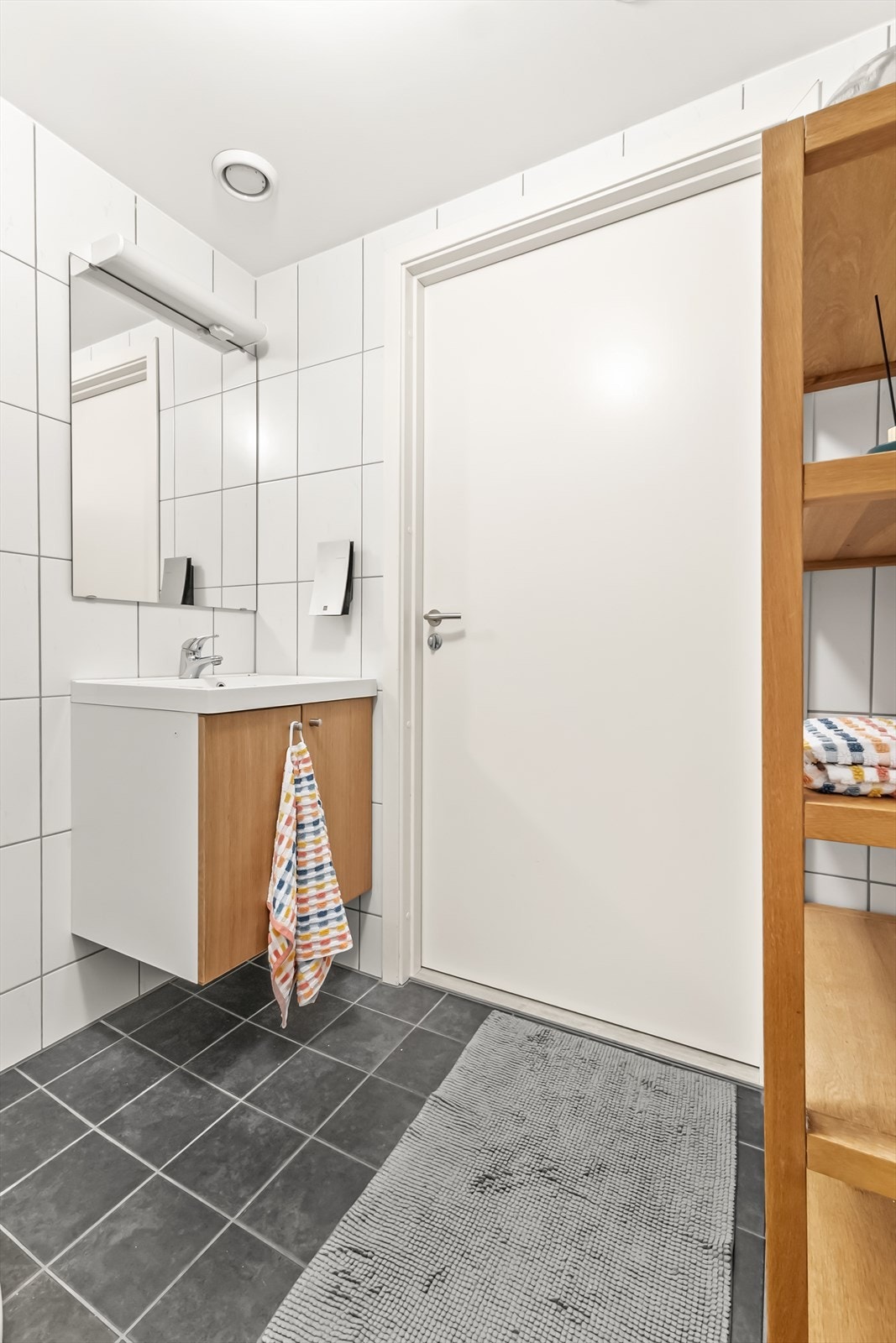 Badet er flislagt med elektriske varmekabler i gulv. Galleribilde