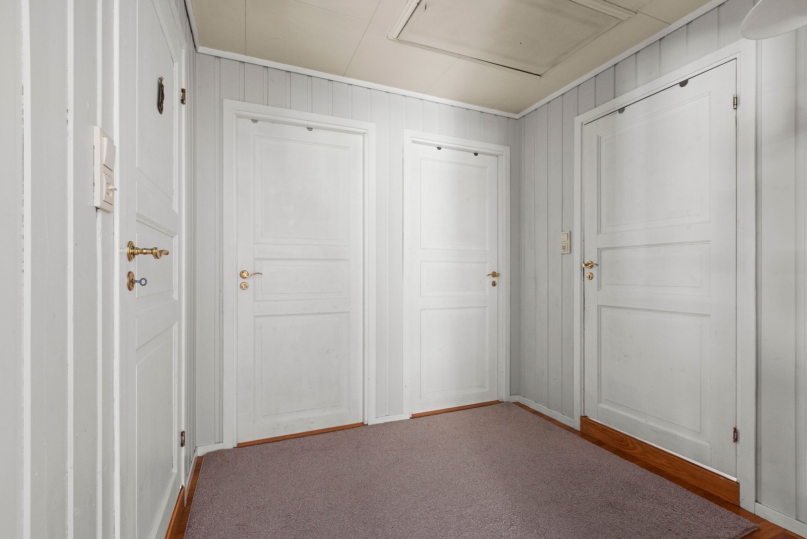 I boligens 1. etasje finner man tre soverom og to bad samlet i en egen del av huset. Galleribilde