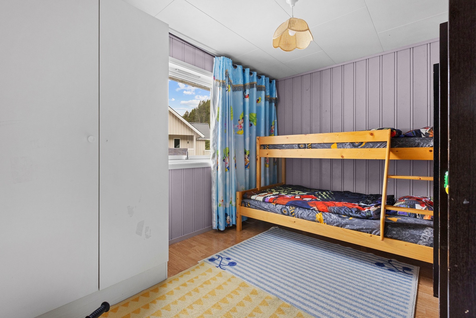 1 av boligens 3 soverom i 1.etasje. Galleribilde