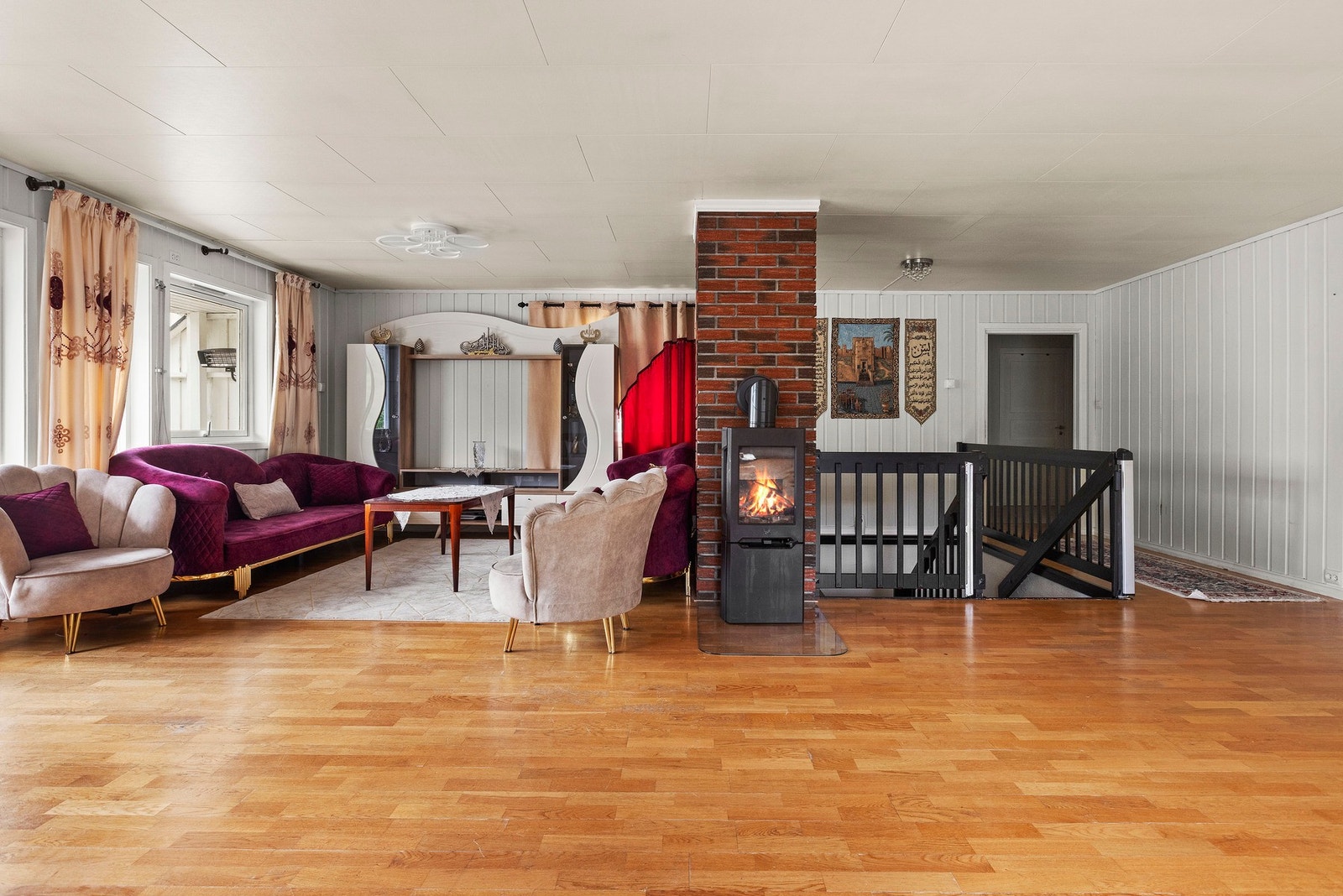 Stor og innbydende stue med god plass til flere sittegrupper, flott lysinnslipp og vedovn som skaper en lun og hyggelig atmosfære. Her er det rikelig med plass til både hverdag og sosiale sammenkomster. Galleribilde