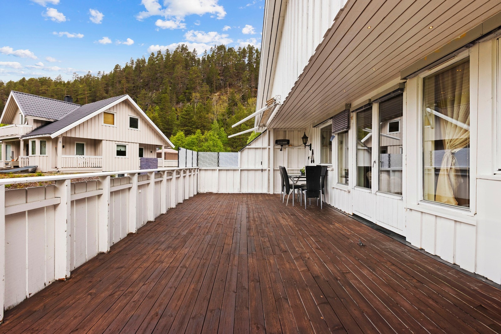 Romslig terrasse med downlights i taket Galleribilde