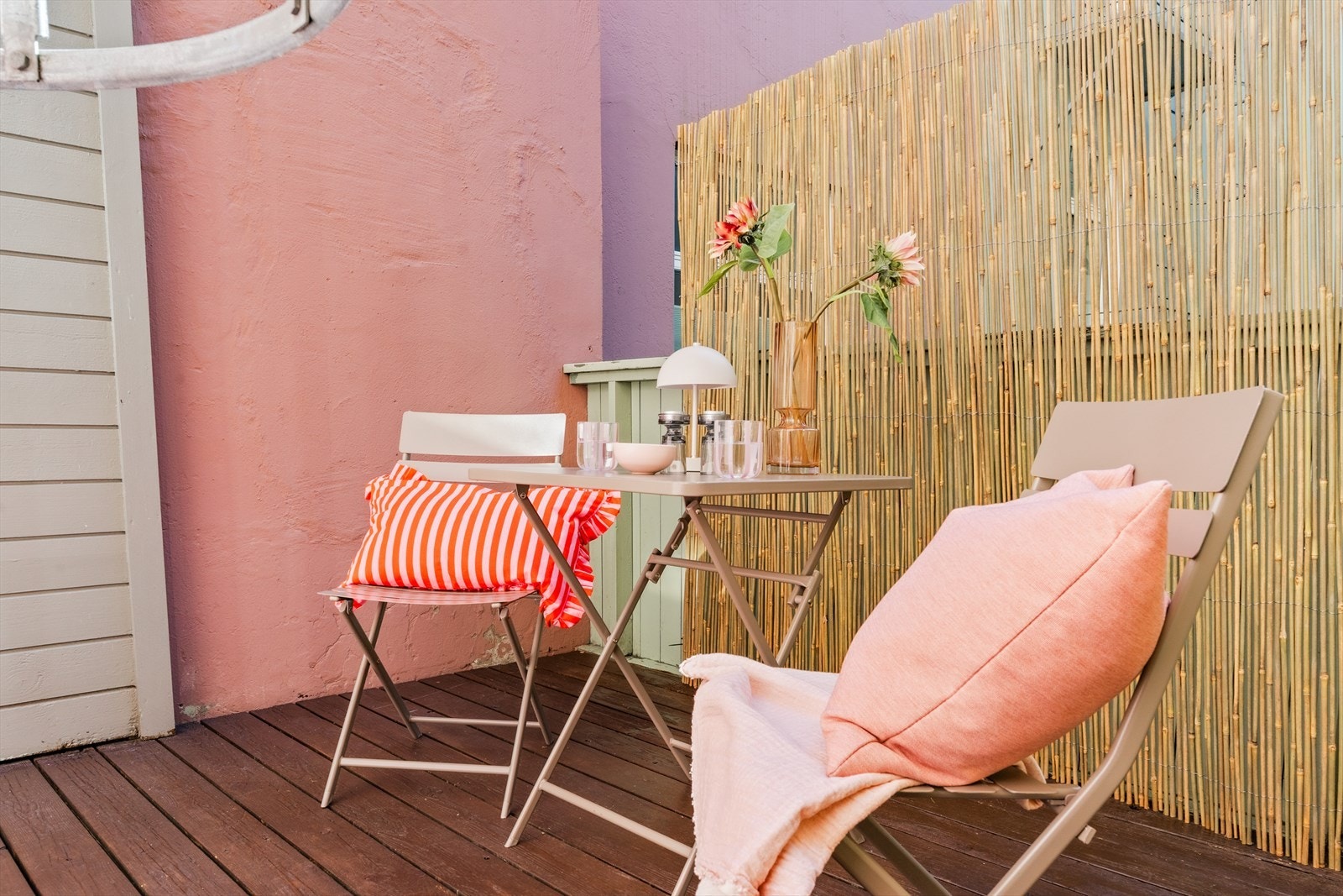 Felles terrasse/bakgård i sameiet. Selger opplyser at det kun er denne leiligheten som har direkte adkomst til terrassen, og at uteområdet i praksis kun benyttes av denne seksjonen. Galleribilde