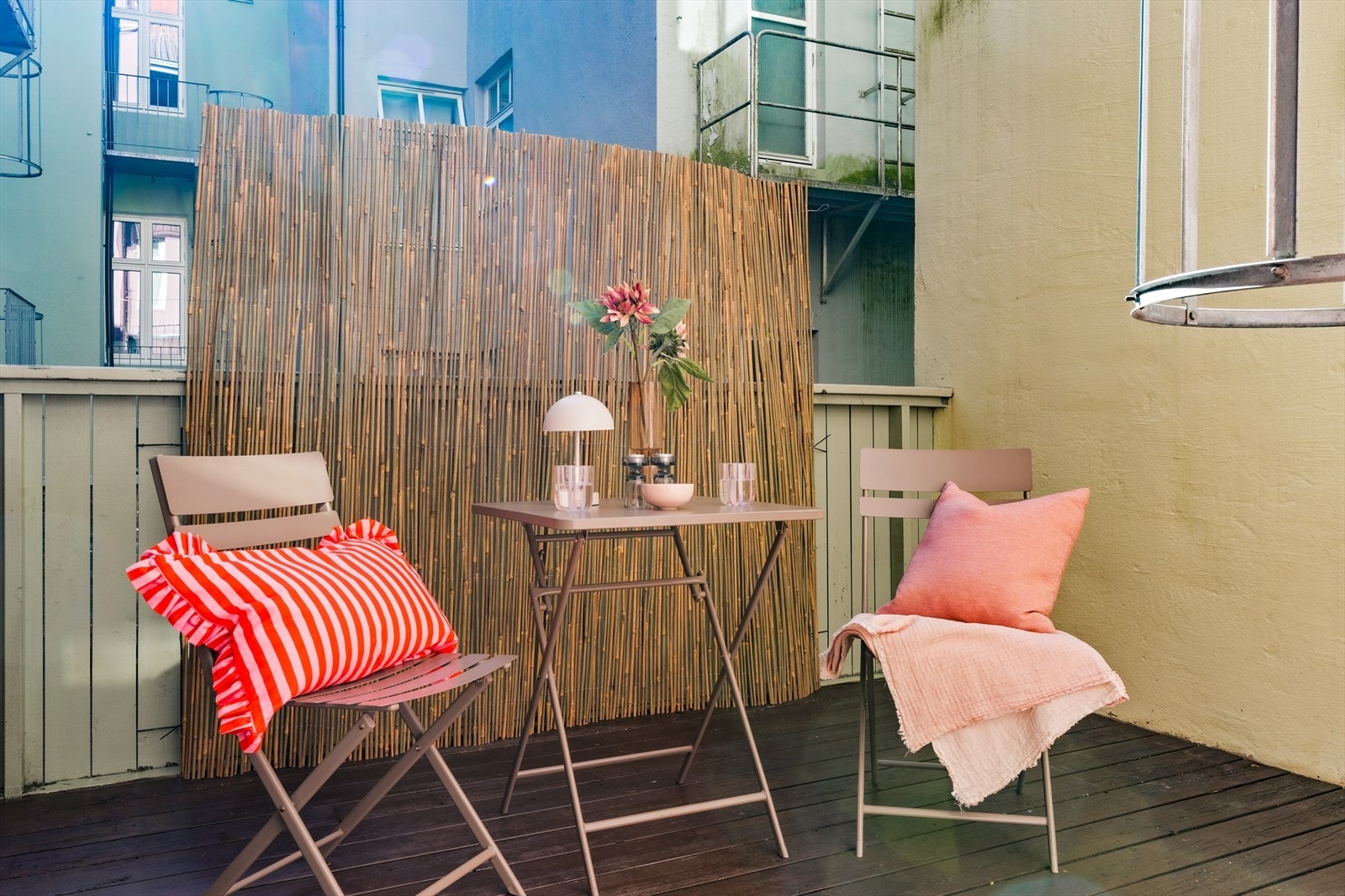 Felles terrasse/bakgård. Selger opplyser at det kun er denne leiligheten som har direkte adkomst til terrassen, og at uteområdet i praksis kun benyttes av denne seksjonen. Galleribilde