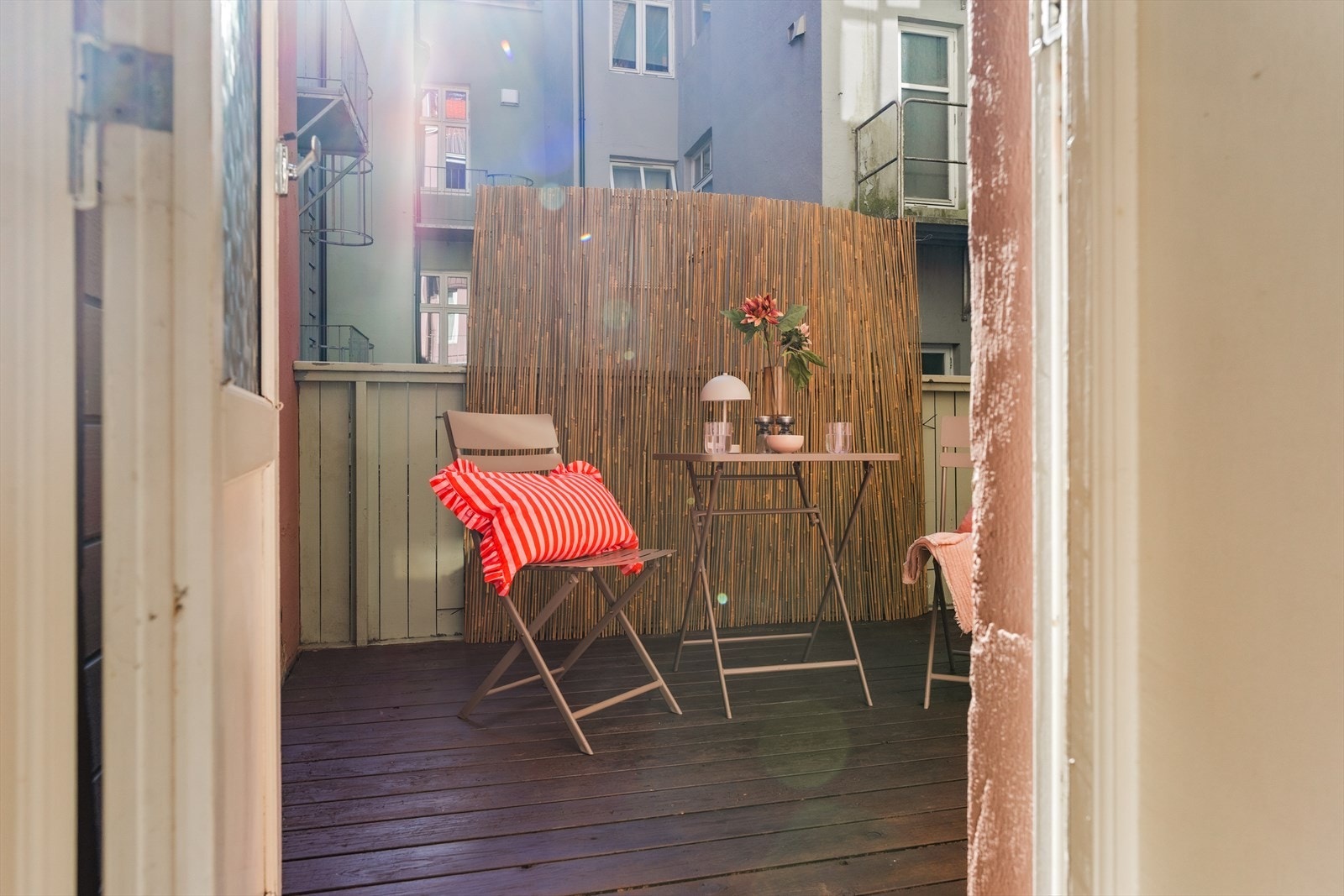 Felles terrasse/bakgård. Selger opplyser at det kun er denne leiligheten som har direkte adkomst til terrassen, og at uteområdet i praksis kun benyttes av denne seksjonen. Galleribilde