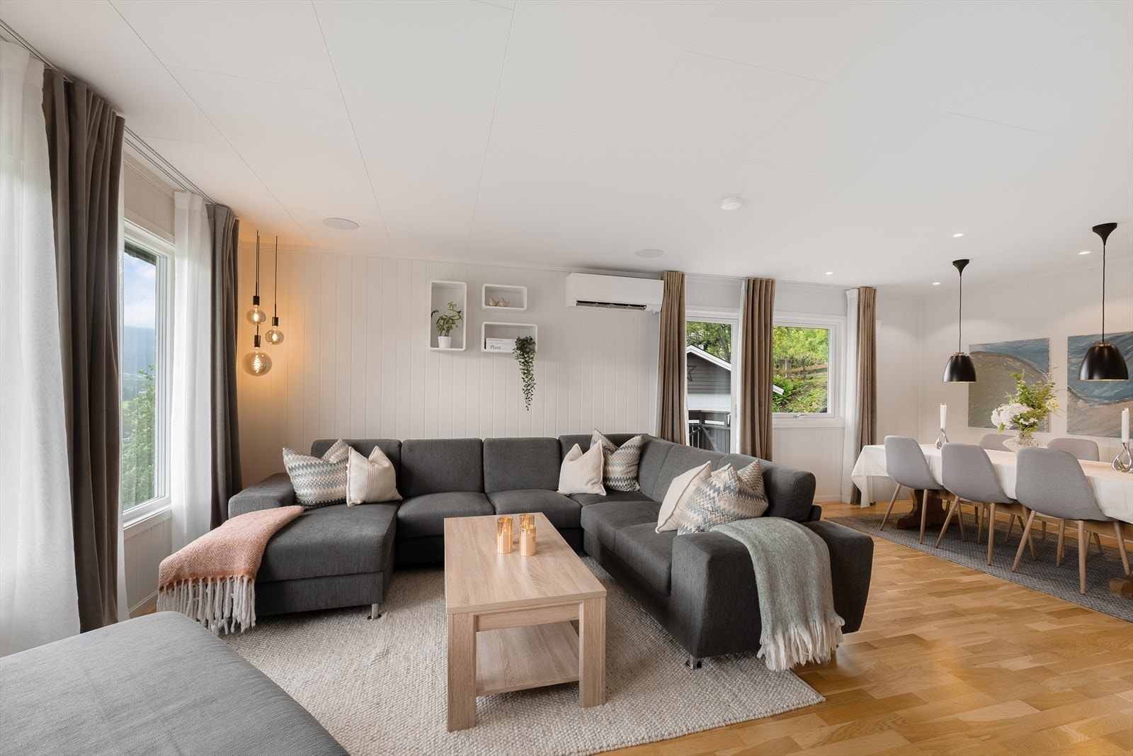 God plass til både en romslig sofagruppe og en egen spisedel. Galleribilde