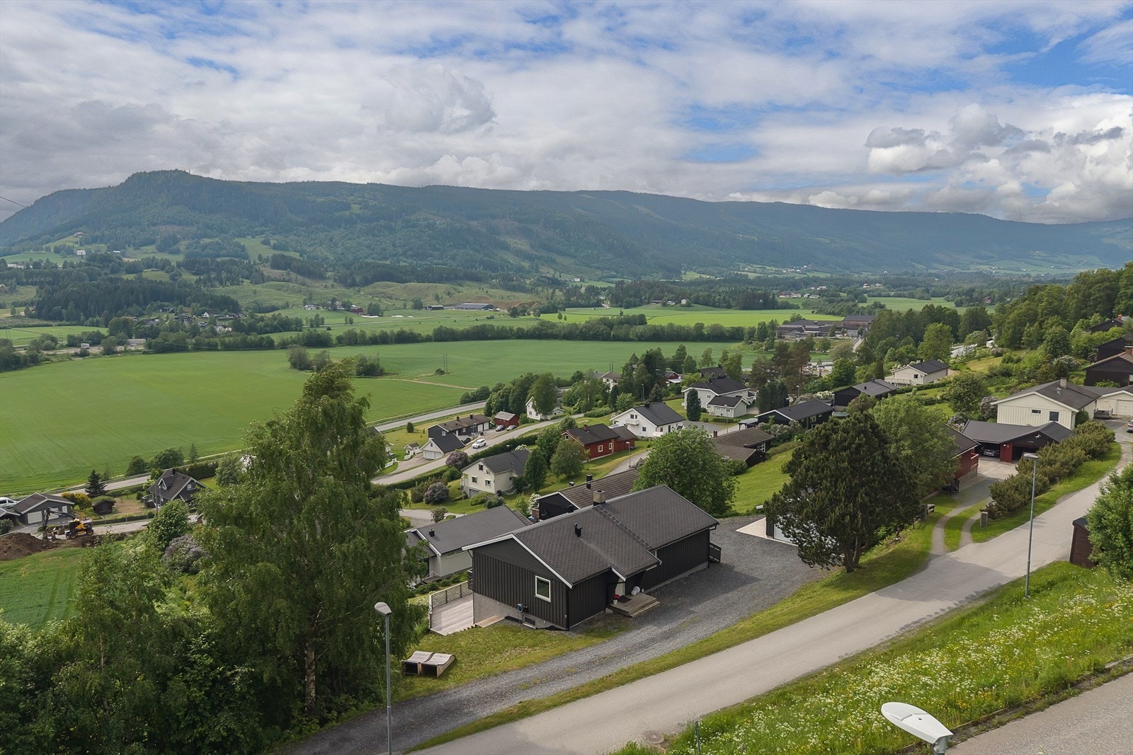 Eiendommen ligger i et veletablert og rolig nabolag litt opp for Segalstad Bru. Galleribilde