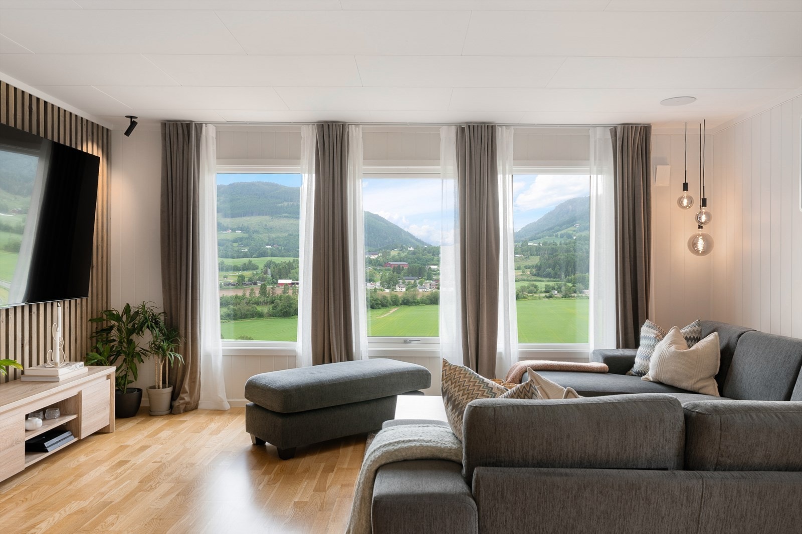 Vinduer og verandadører med 3-lags glass ble installert i 2019. Galleribilde