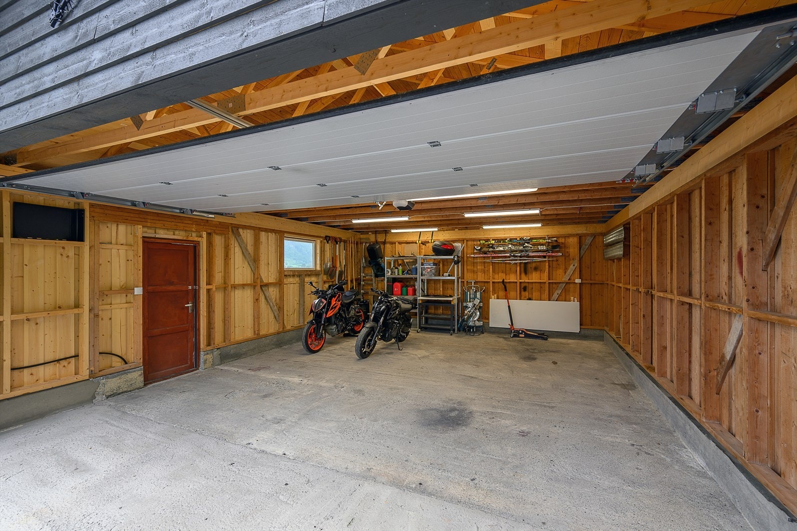 Garasjen er på 41 m² og har elektrisk leddport. Galleribilde