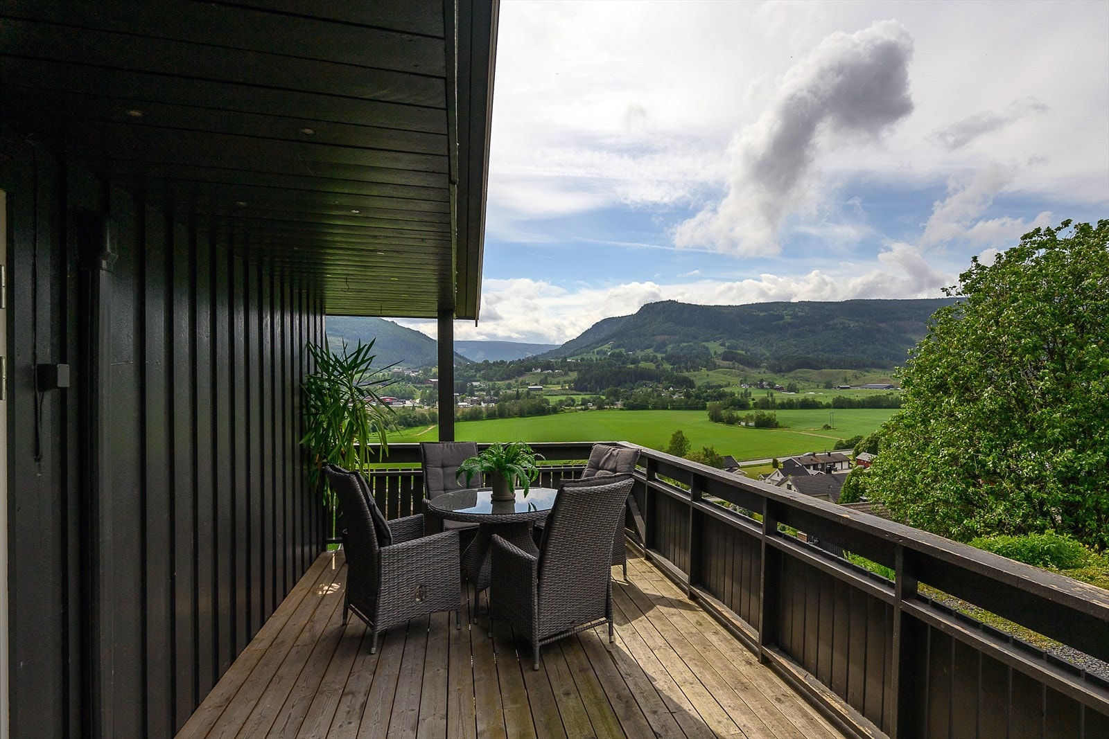 Veranda med plass til en sittegruppe. Galleribilde