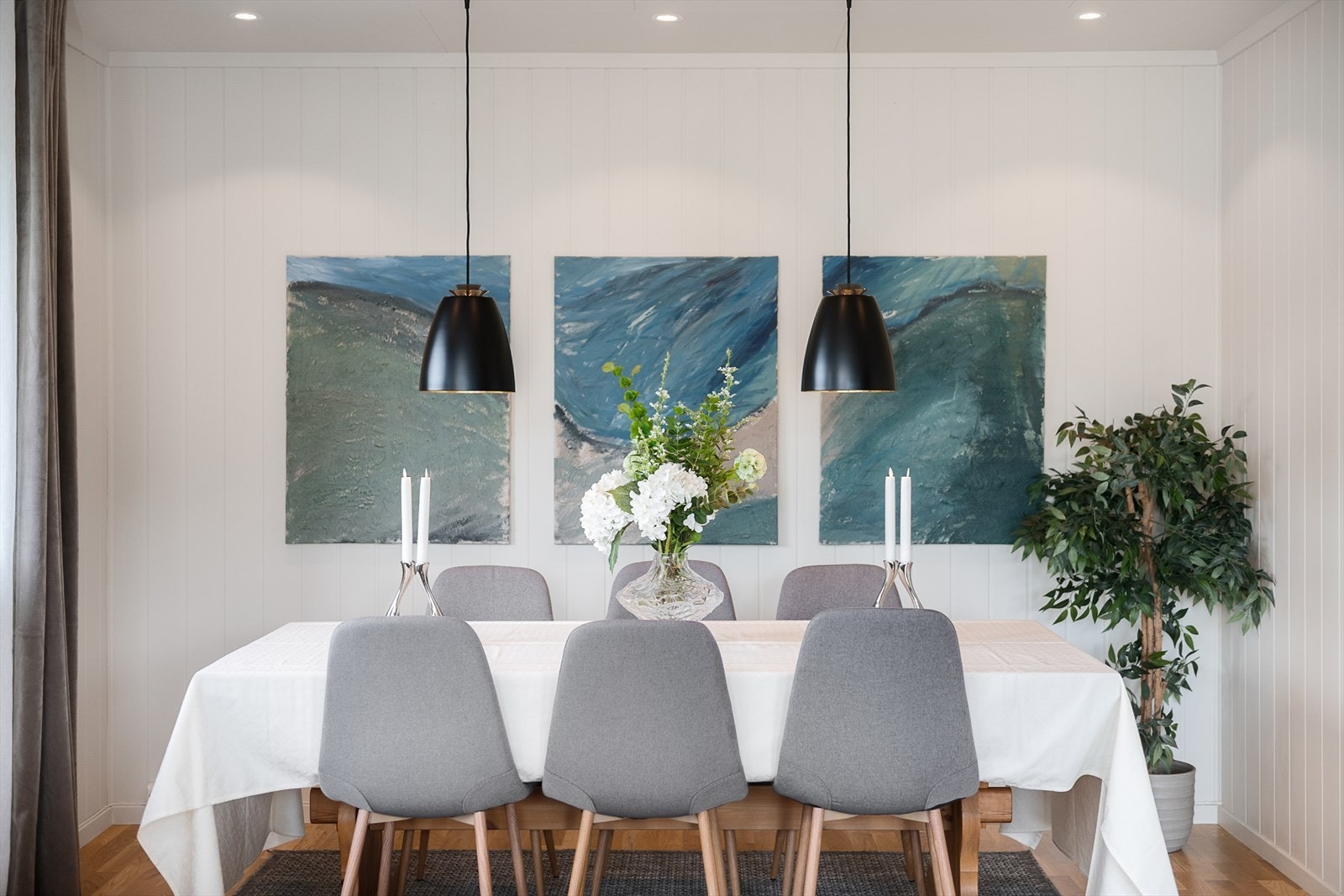 Spisestuen er en naturlig del av det store, åpne oppholdsrommet. Galleribilde
