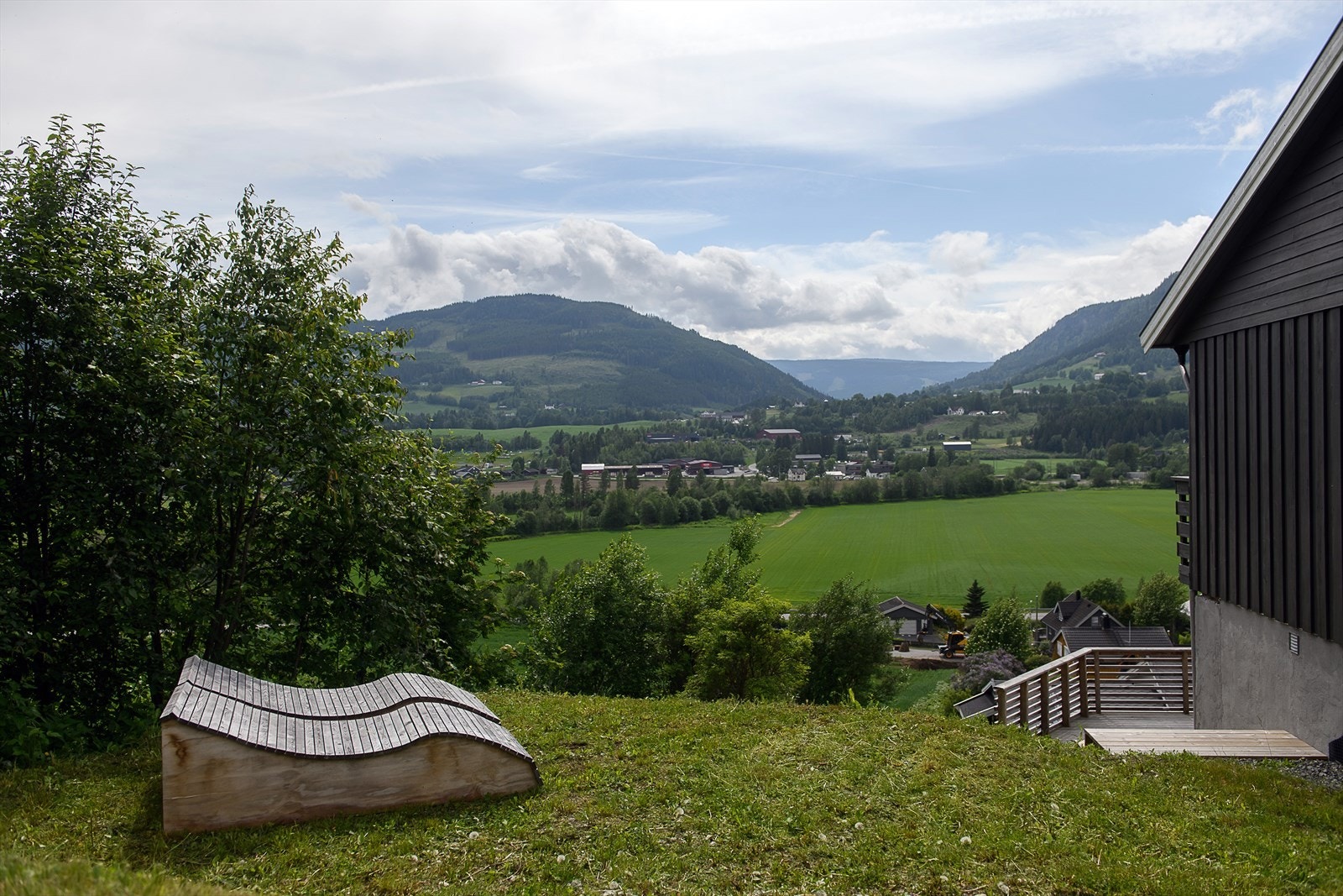 Tomten er opparbeidet med plen og diverse beplantning. Galleribilde