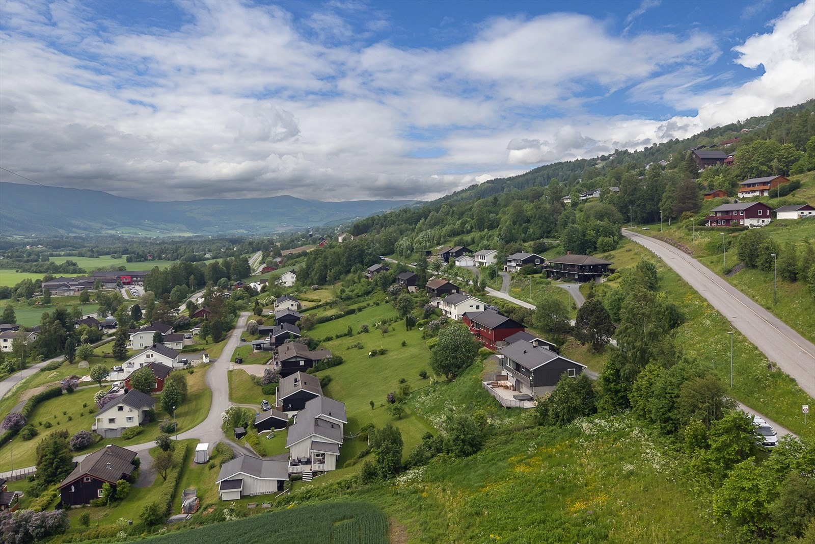 Gode bussforbindelser fra Segalstad Bru, og ca. 20 minutter med bil til Lillehammer. Galleribilde