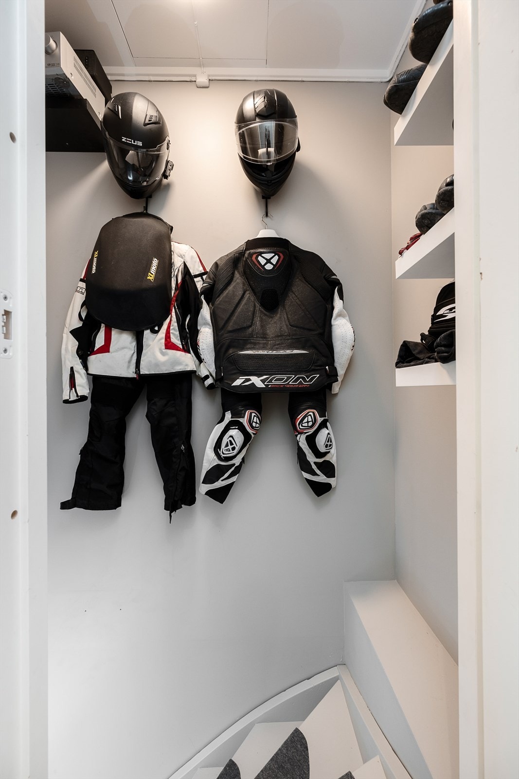Trapperom med heltre trapp som leder ned til underetasjen. Galleribilde
