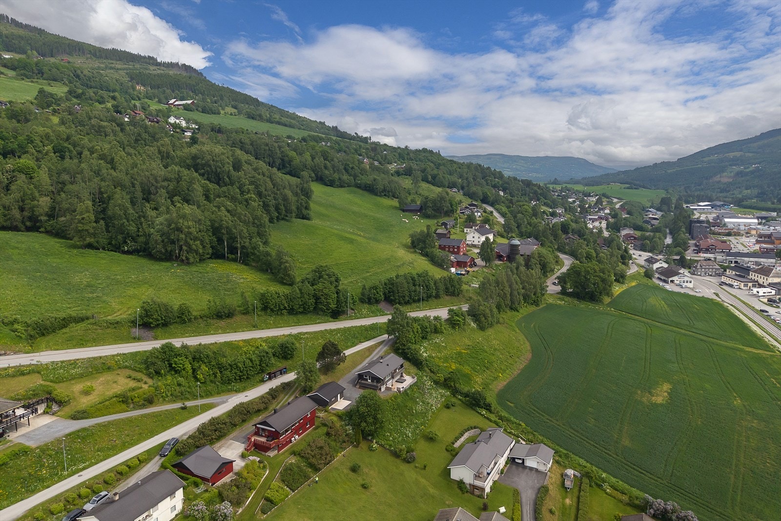 For barnefamilier er det trygg gangvei til Fjerdum skole og barnehage. Galleribilde