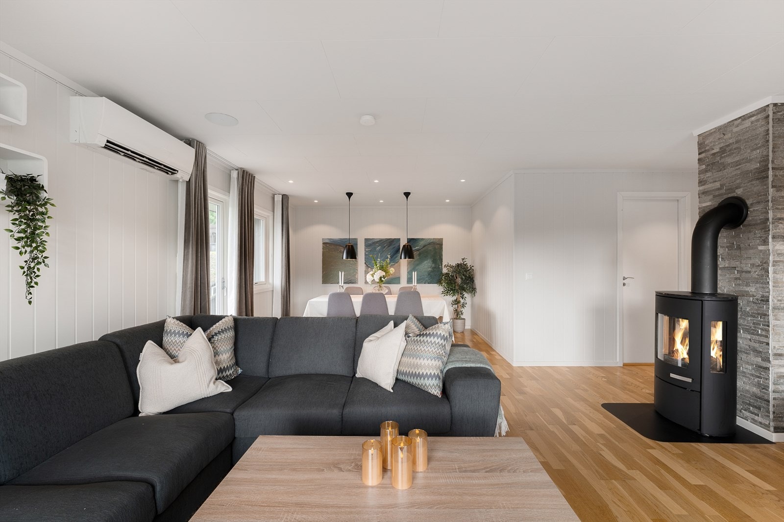 Fra stuen er det utgang til en 18 m² stor, overbygd veranda. Galleribilde