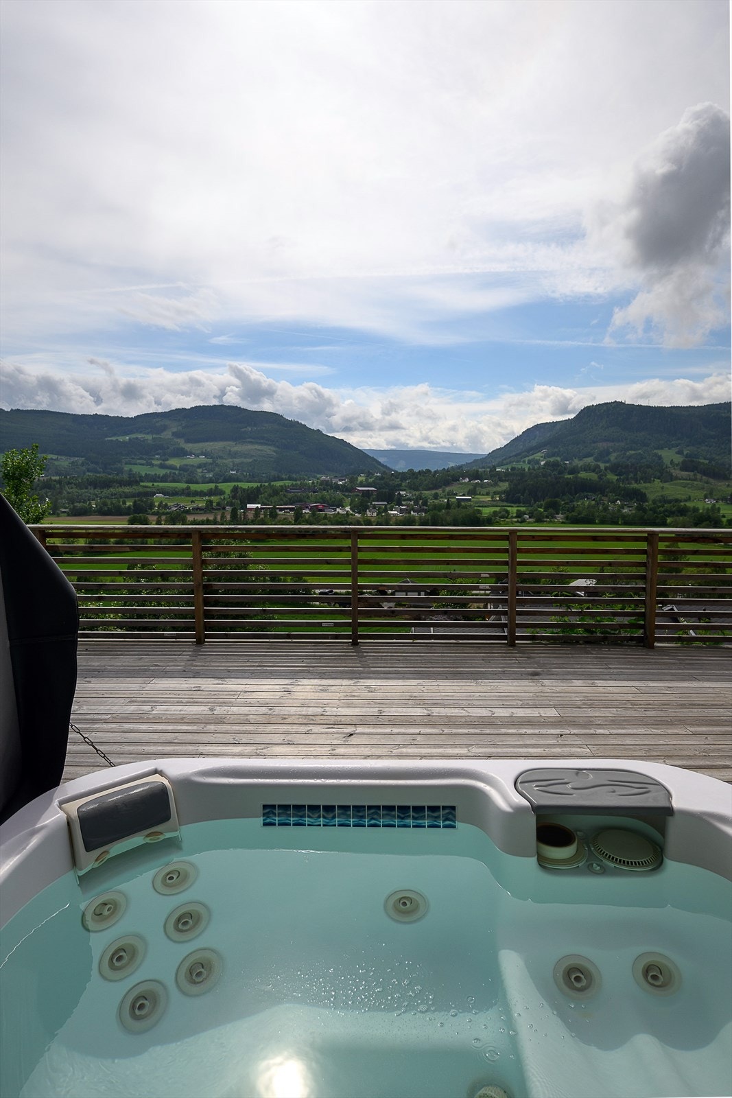 Et avslappende bad i jacuzzien med utsikt over dalen. Galleribilde