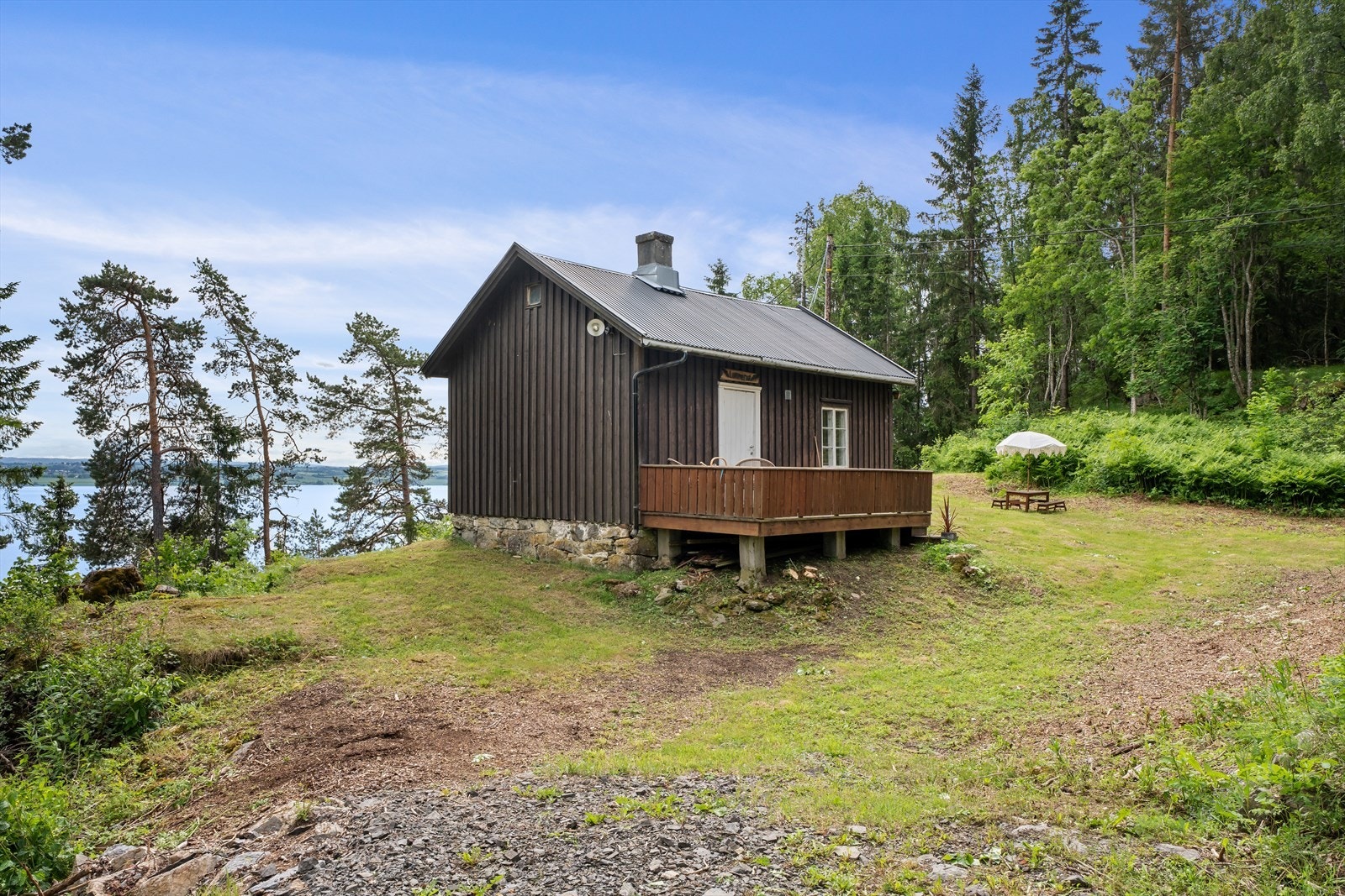 Fritidseiendommen har en meget romslig tomt med mange muligheter. Galleribilde