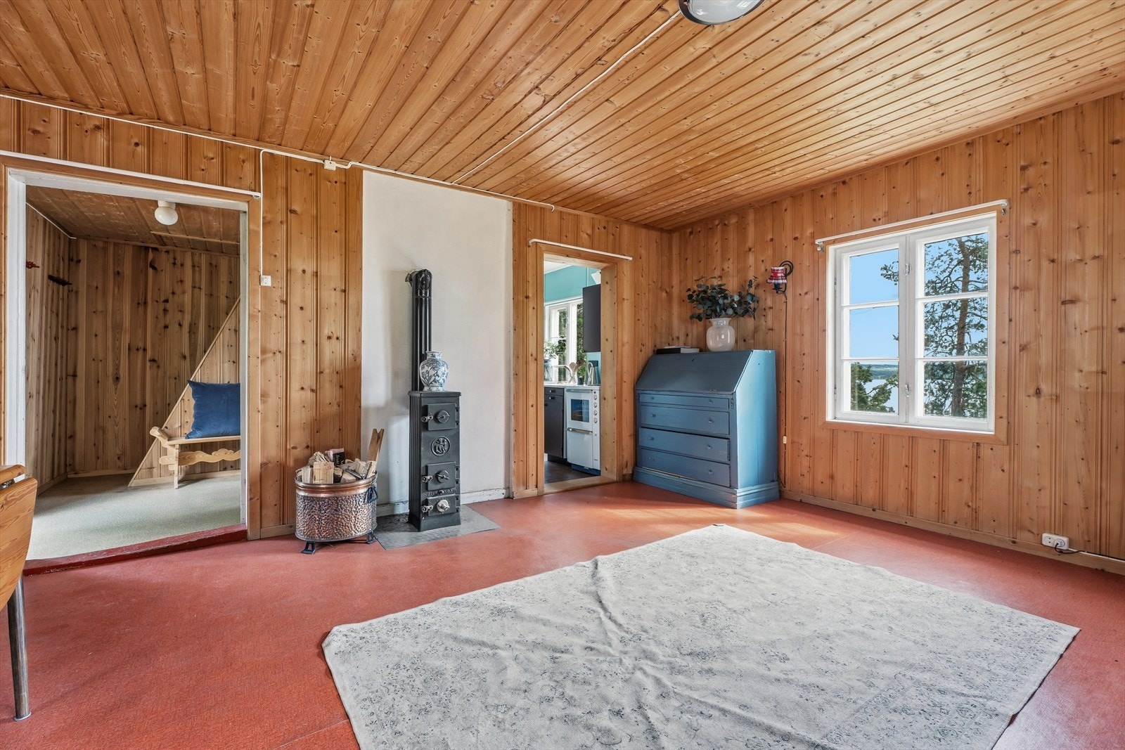 I stuen er det flere vinduer som slipper inn rikelig med naturlig lys. Her kan du også nyte utsikt mot nærmiljøet. Galleribilde