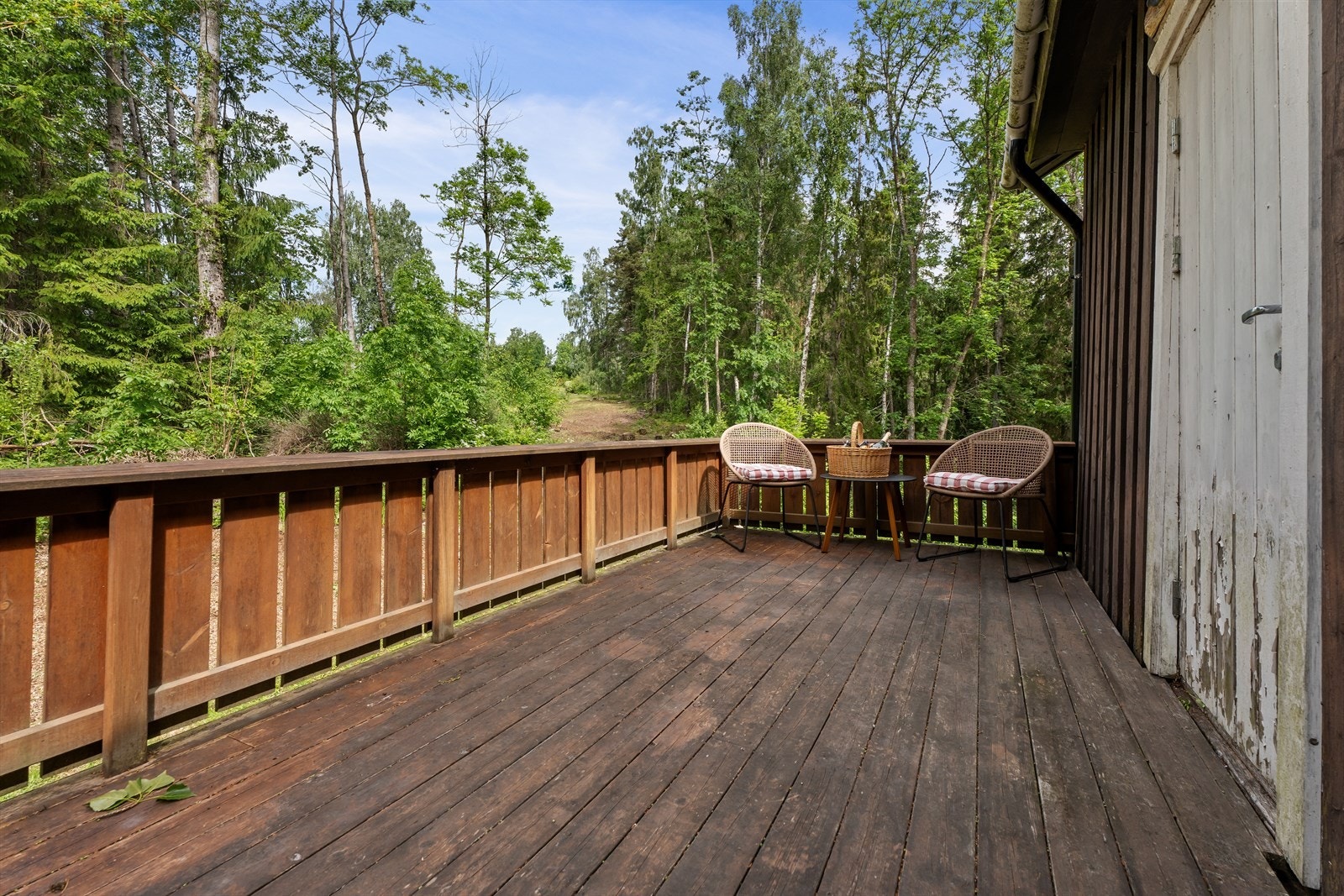 Romslig terrasse med flere møbleringsmuligheter. Galleribilde