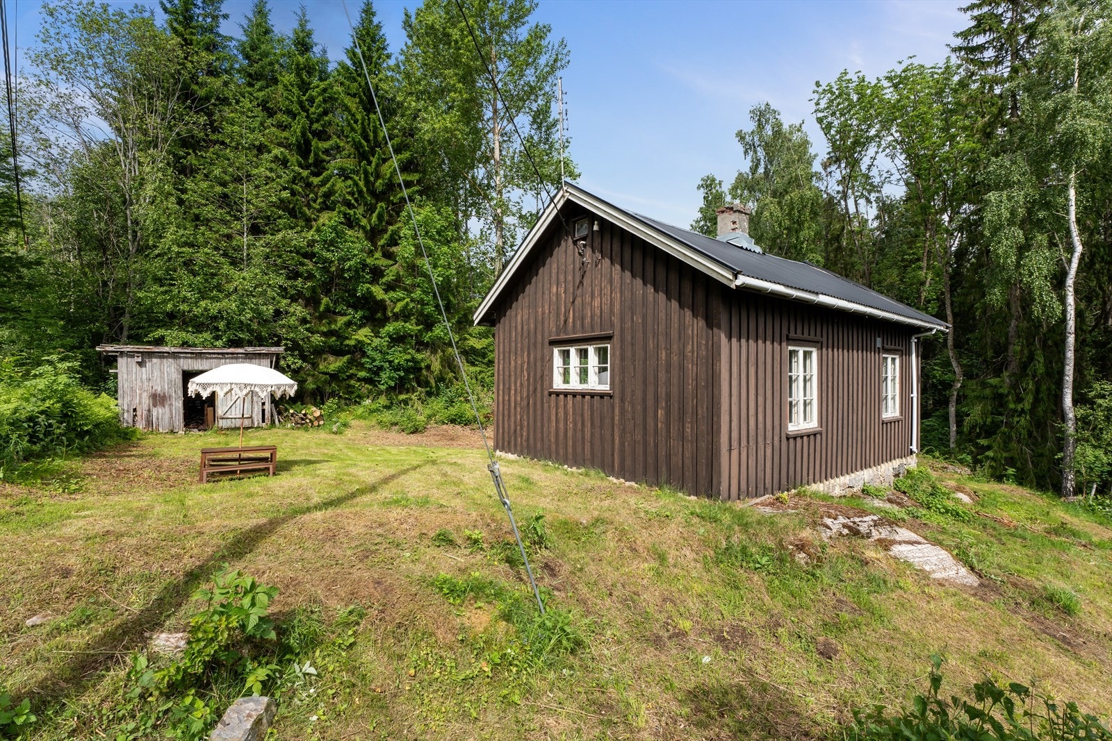 På tomten er det oppført hytte og vedbod. Galleribilde