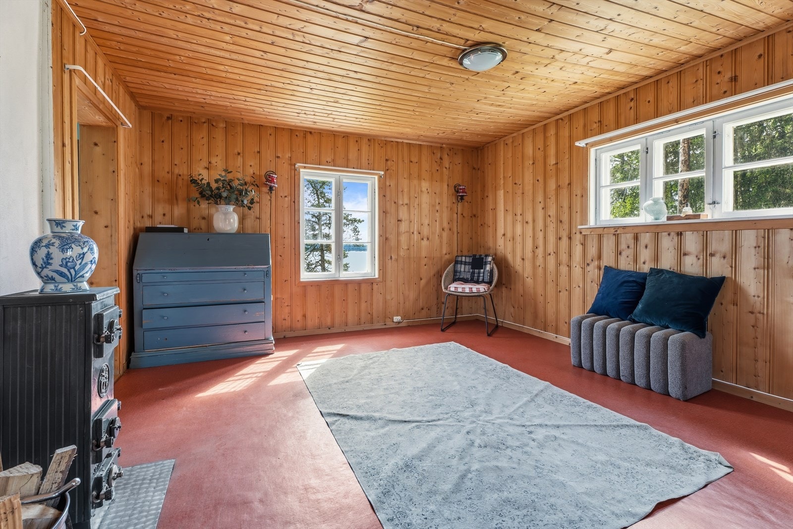 Det er egen vedovn i stuen du kan benytte ved kalde dager. Galleribilde