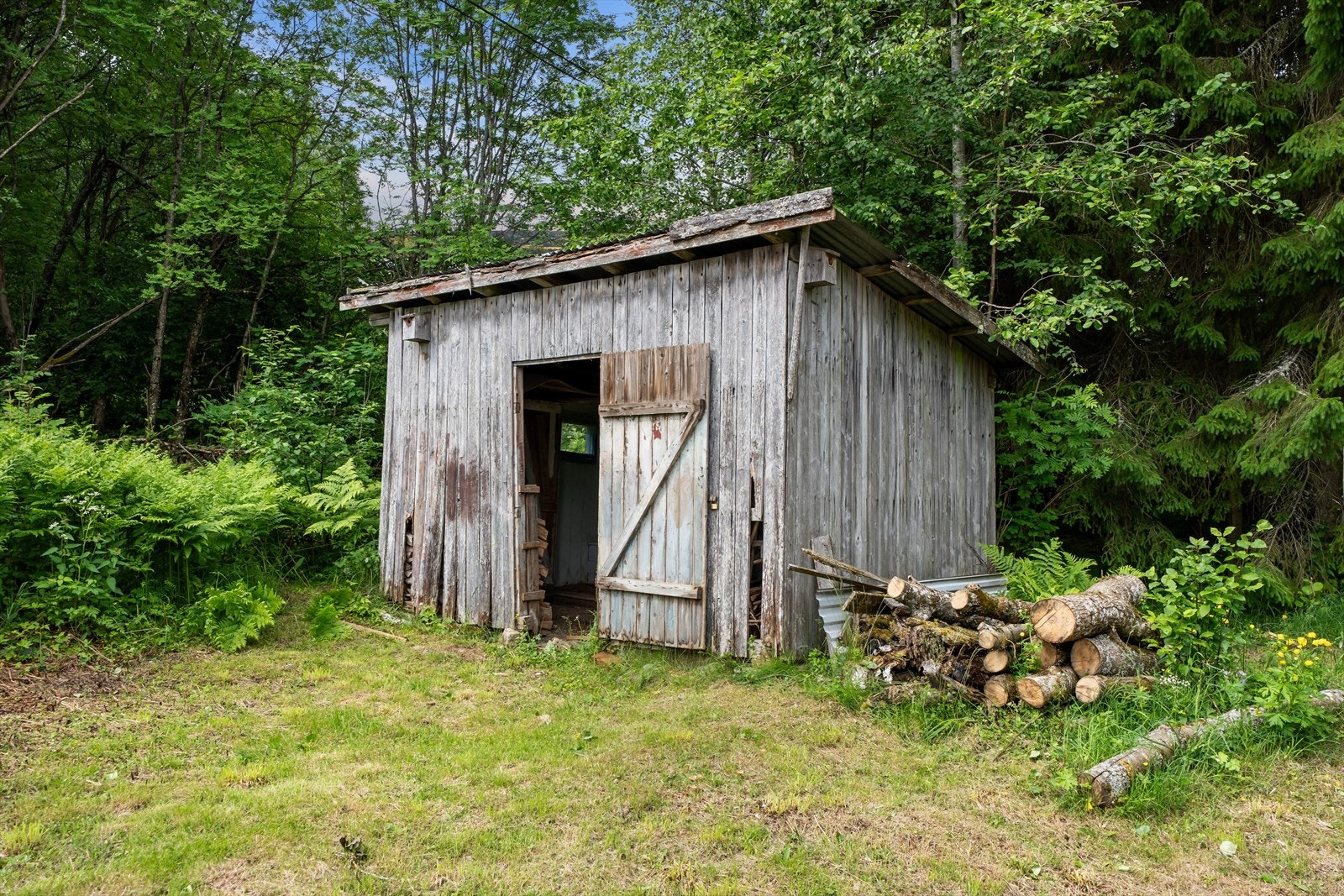 På eiendommen er det egen vedbod. Galleribilde