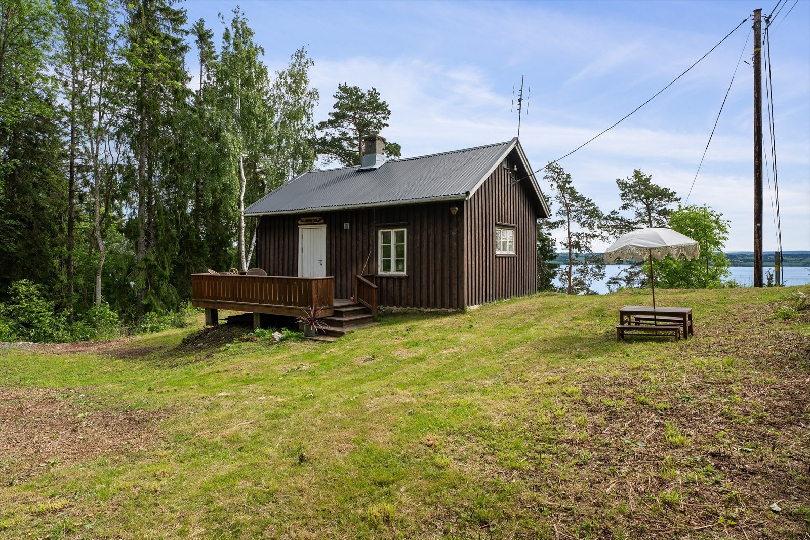 Hytta ligger på en høyde med fantastisk Mjøsutsikt og gode solforhold. Galleribilde