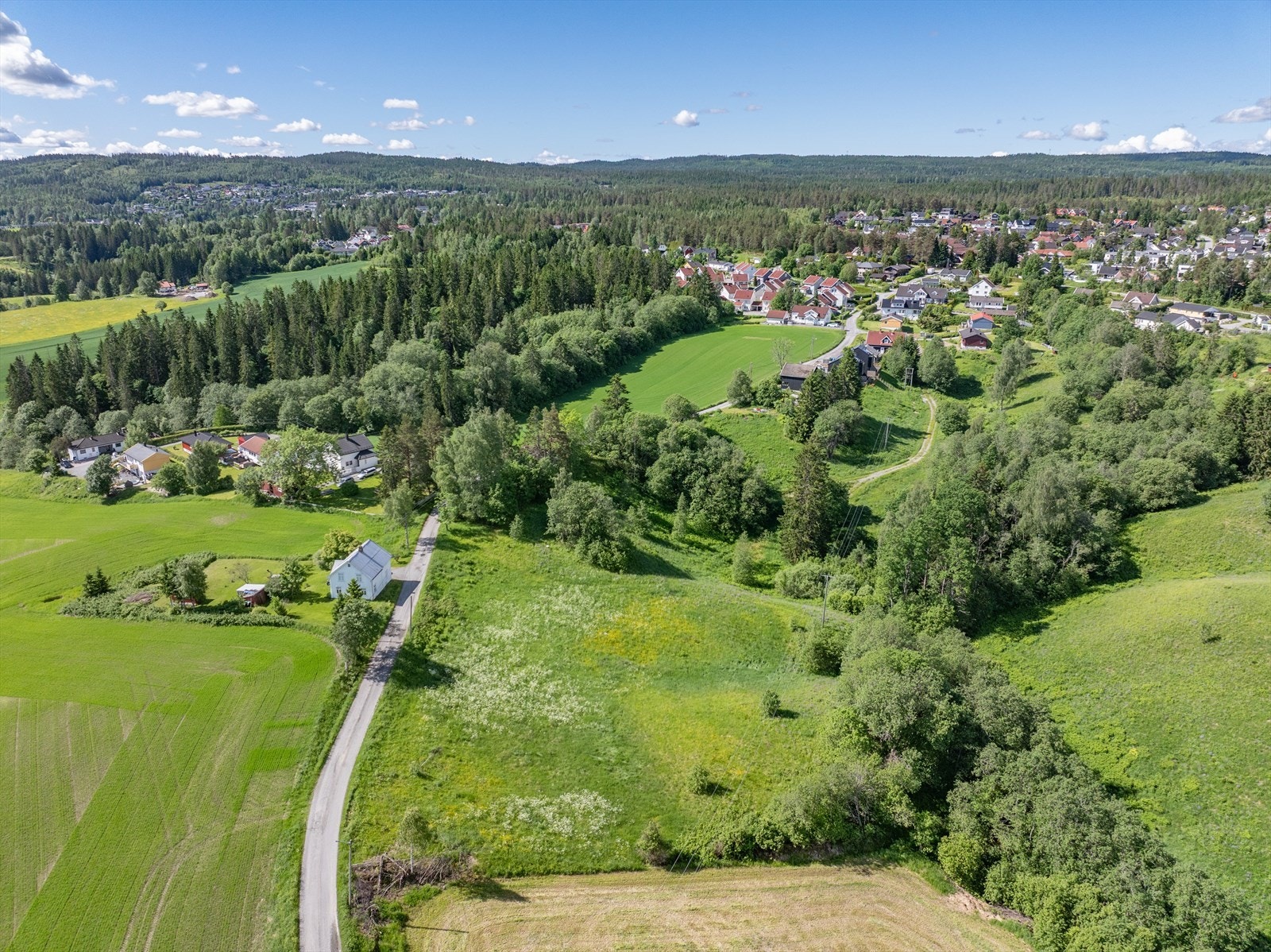 Området byr på barnehager og skoler i nærmiljøet, samt gode treningsmuligheter og flotte tur- og friluftsområder rett utenfor døren. Galleribilde