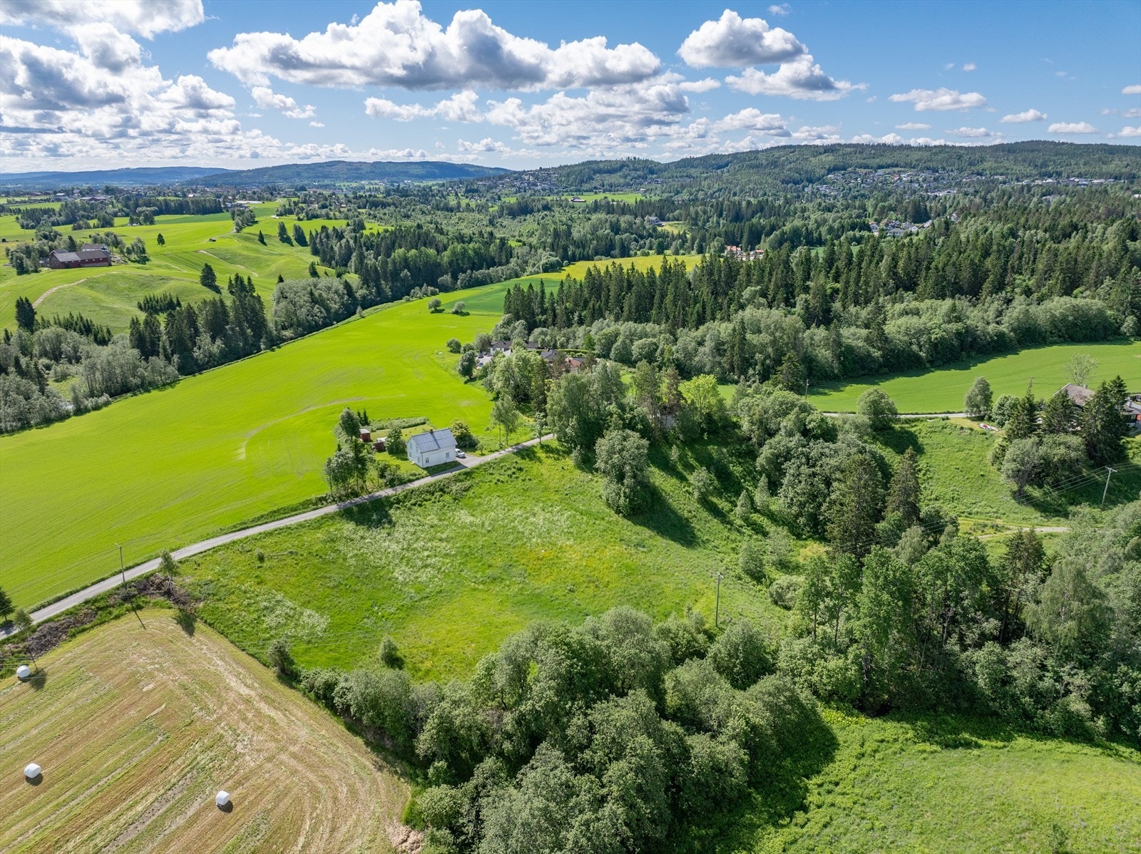 På hovedteigen er det i dag et eldre hus det foreligger rivingstillatelse på datert 31.03.2023.Tiltaket må være lovlig satt i gang innen tre år, ellers faller tillatelsen bort. Galleribilde