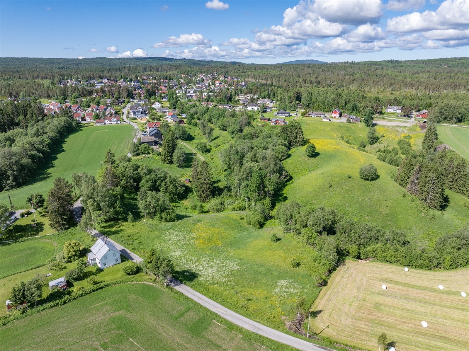 Tomten har familievennlig og sentral beliggenhet i Gjerdrum, med kort vei til dagligvare, apotek, Vinmonopol og øvrige servicetilbud Galleribilde