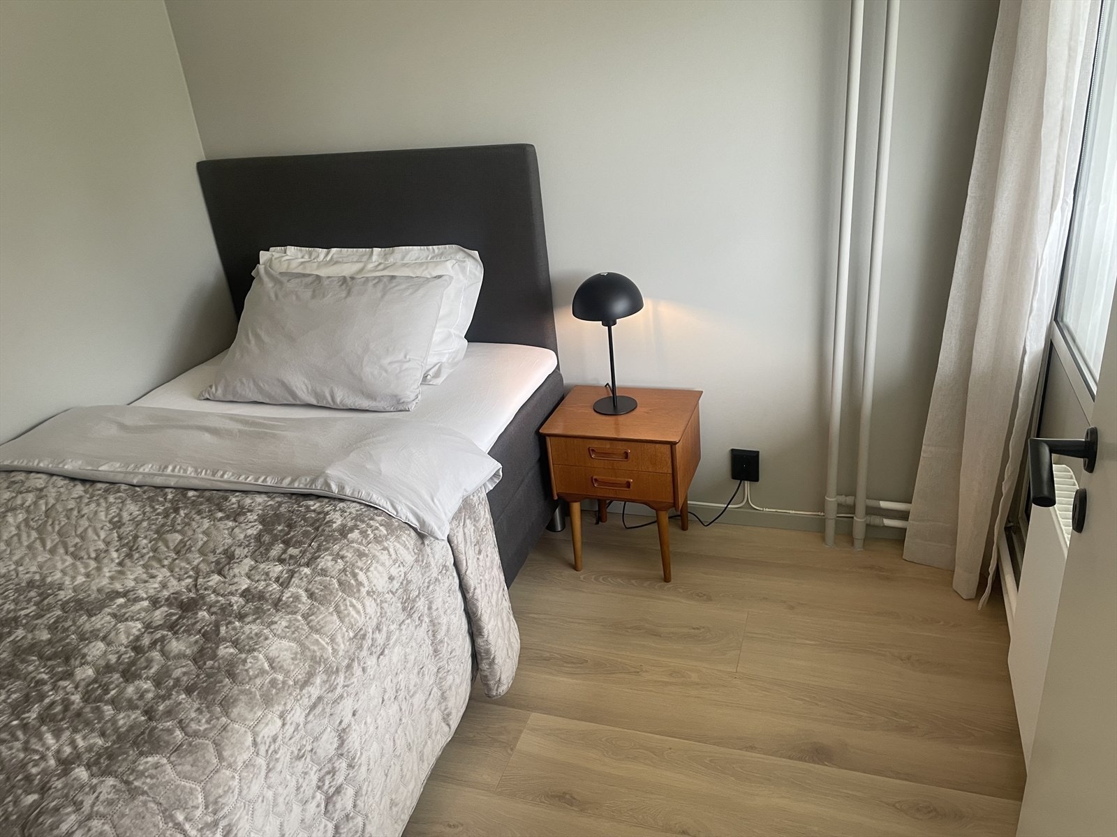Soverom med plass til seng, garderobe og etc. Galleribilde