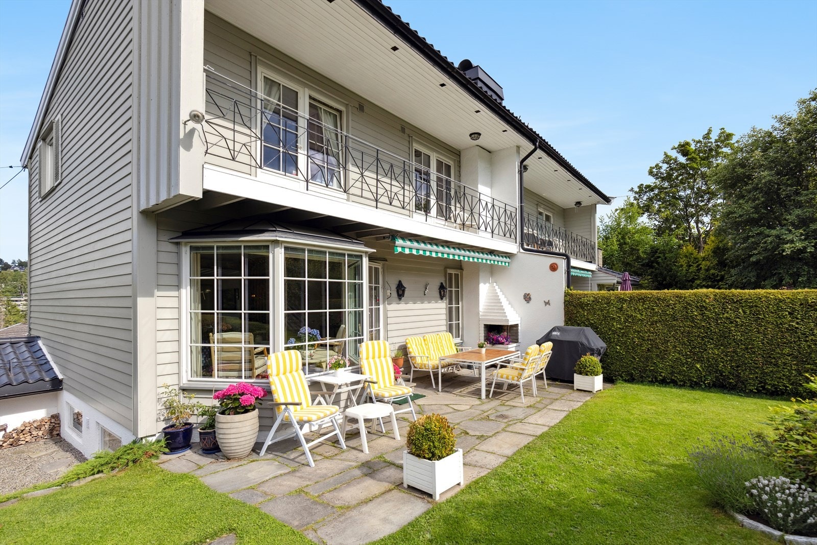 Fin og solrik uteplass/terrasse på 24 kvm. utenfor stue i 1. etasje - dels overbygget og markise - utepeis for hygge og varme på kjølige sommerkvelder Galleribilde