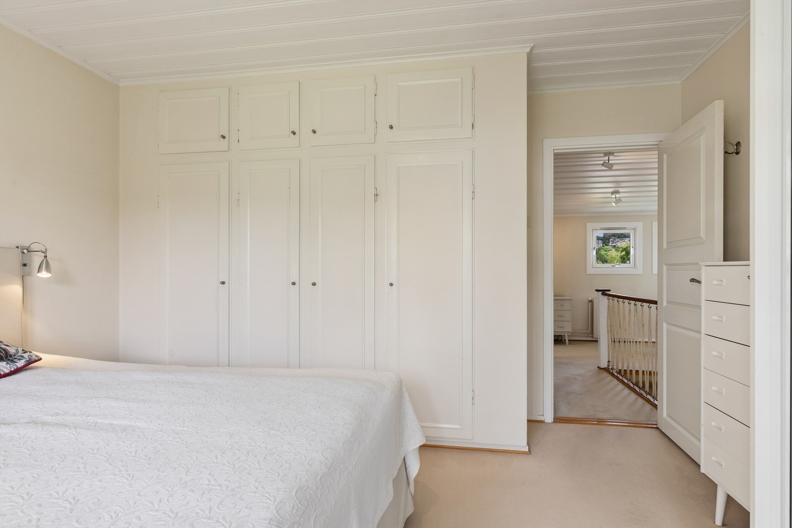 Godt med skapinnredning og skyvedørsgarderobe på hovedsoverom Galleribilde