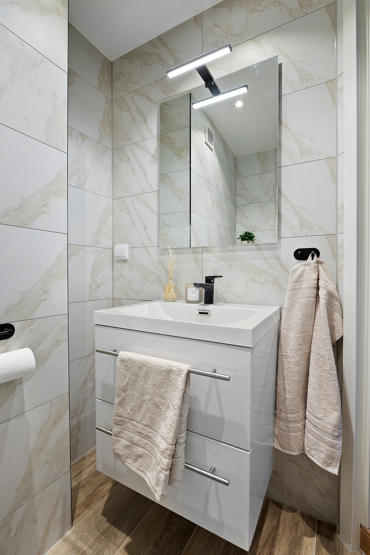 Badet ble pusset opp i 2022 av Nordlys VVS og fremstår med en gjennomgående moderne standard. Galleribilde
