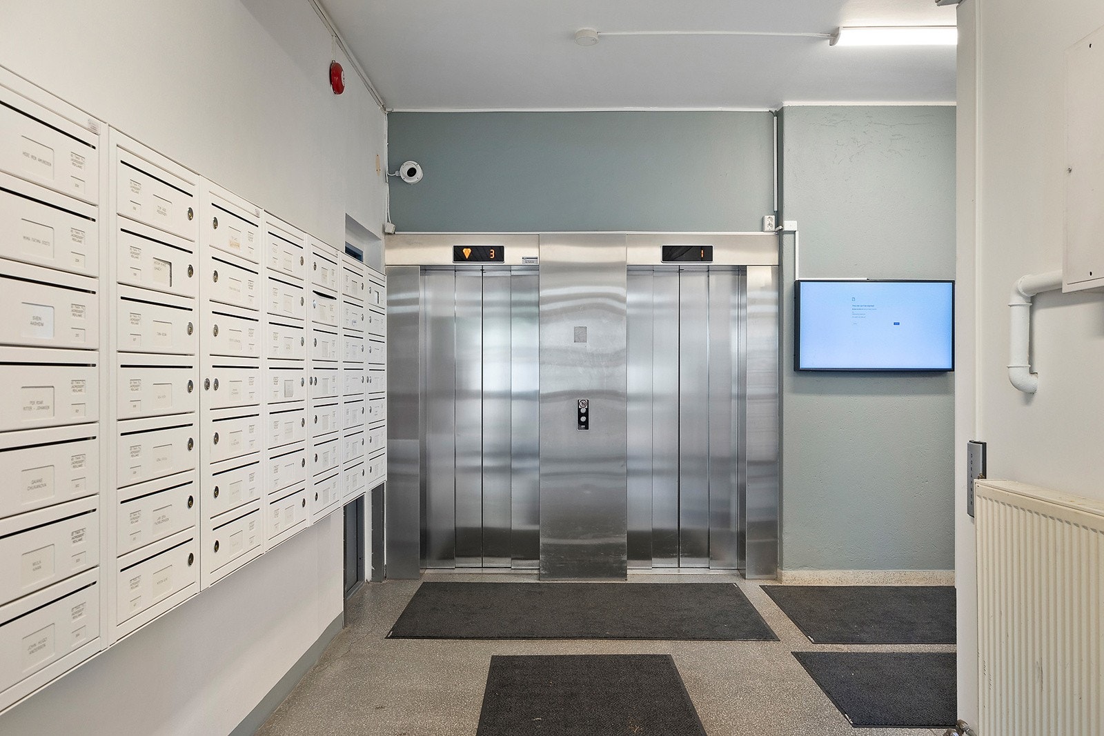 Velholdt felles inngangsparti med heisadkomst til etasjene. Galleribilde