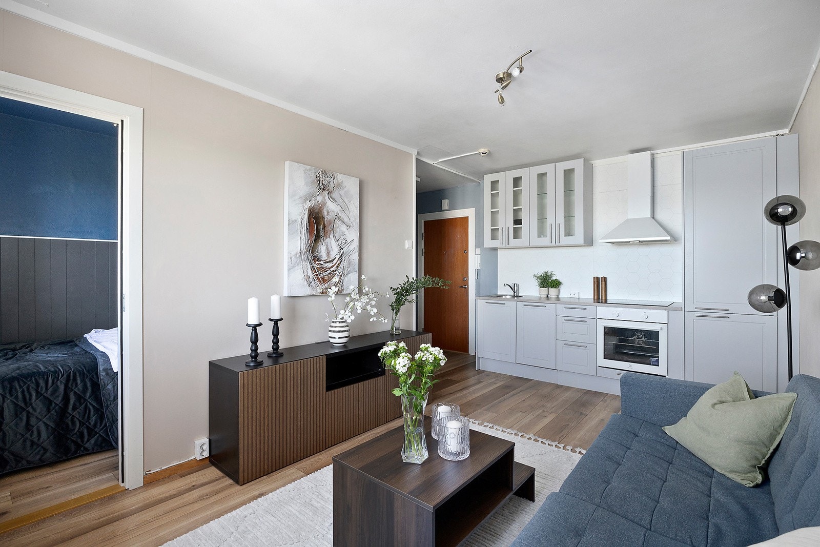 Stuen har gode møbleringsmuligheter og plass til både sofa og oppbevaringsmøblement. Galleribilde