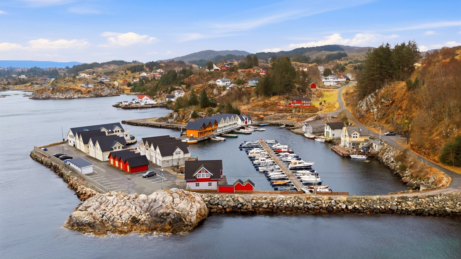 Opplev ekte kystidyll i Austevoll. Med sjøen som nærmeste nabo byr rorbuen på fantastiske fiske- og bademuligheter, vakker utsikt og en avslappende atmosfære året rundt. Galleribilde