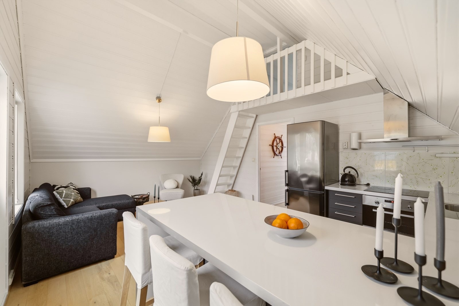 Velkommen inn! En moderne stue/kjøkken løsning med lyse fronter og store vindusflater som gir rikelig med naturlig lysinnslipp. Galleribilde