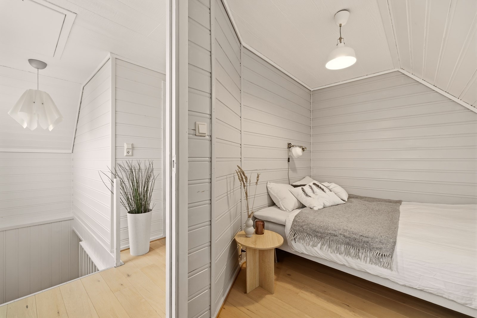 Soverom 2 - Et innbydende rom på 7,2 m² med plass til både seng, nattbord og kommode. Galleribilde