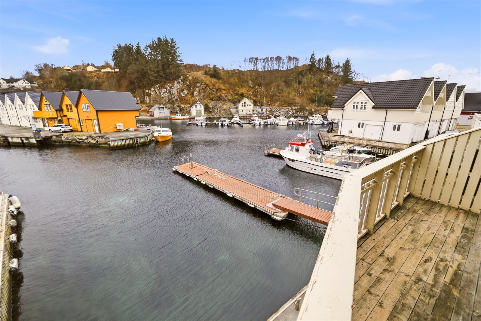 Fra balkongen er det utsikt mot både sjø og brygge, hvor halvparten av bryggen medfølger ved salg. Galleribilde