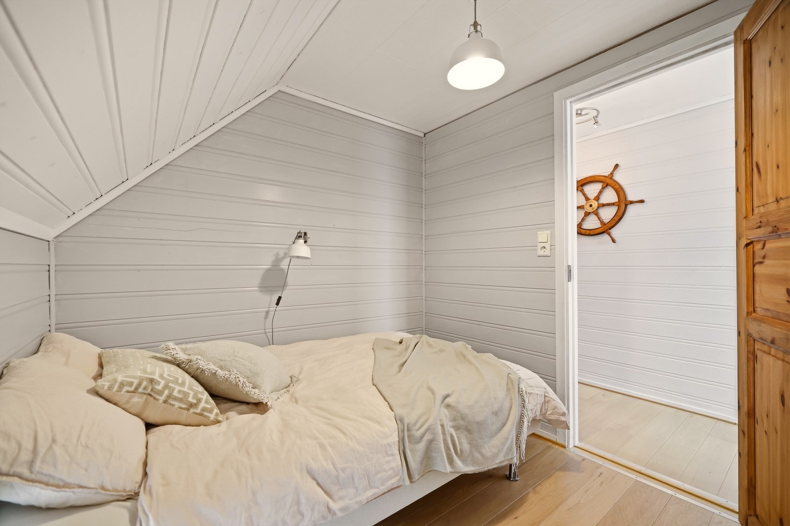 Soverom 1 - Lyst og innbydende soverom på 5,6 m² med gode soveforhold og rolig atmosfære. Her er det plass til både seng, nattbord og oppbevaring. Galleribilde