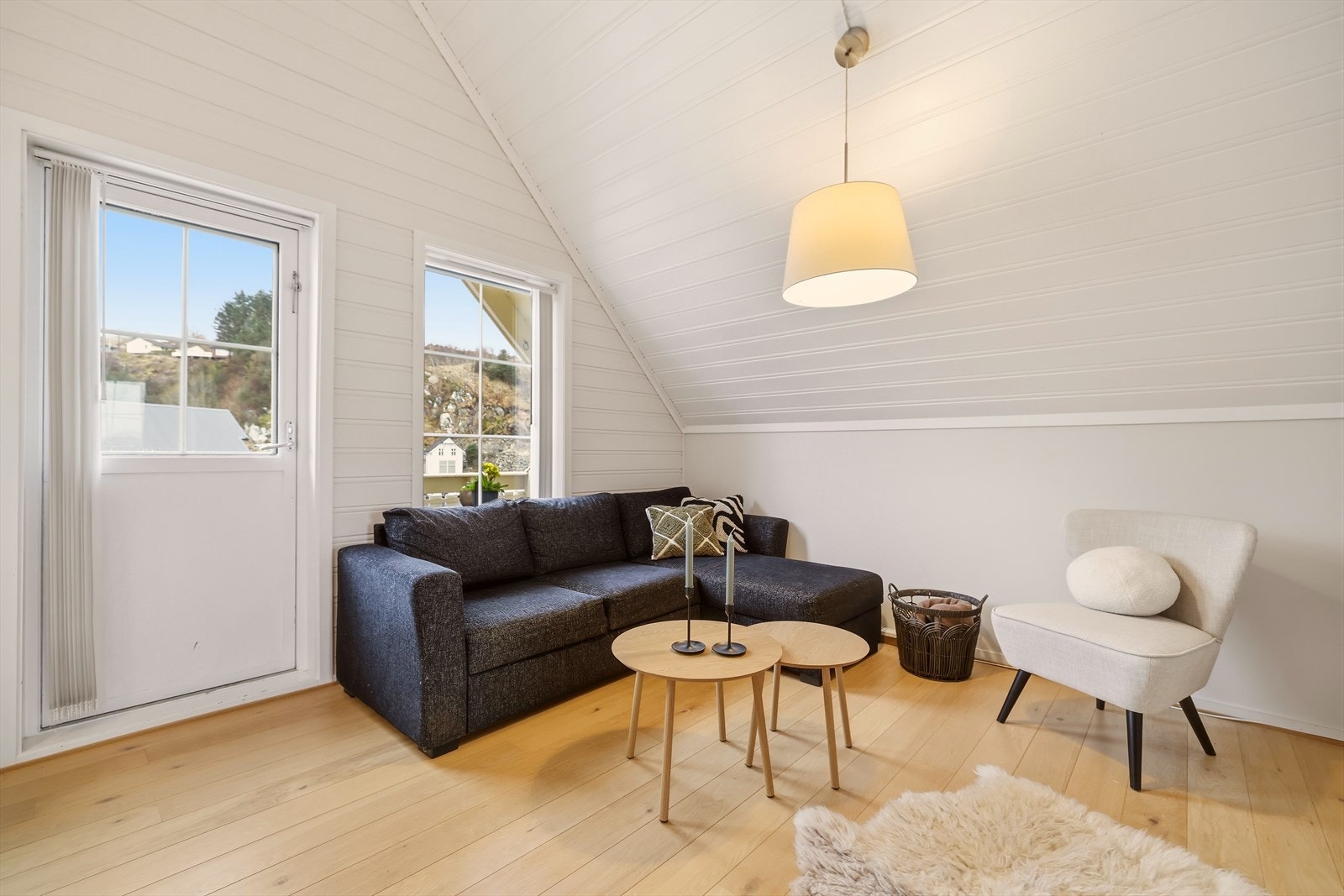 Fra stuen er det direkte utgang balkong som kan nytes året rundt. Galleribilde