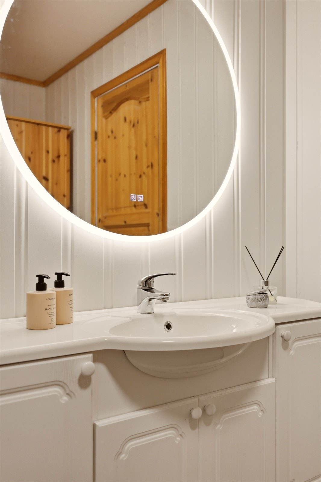 Badet tilbyr også et moderne speil med god belysning. Galleribilde