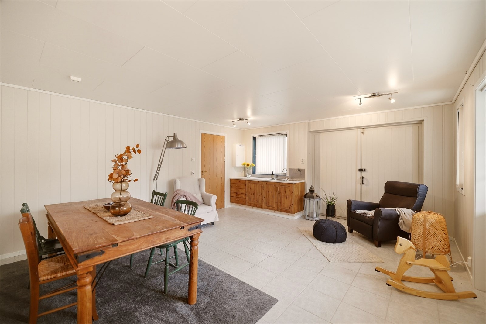 Her kan en åpne opp naustdører for å maksimere følelsen av sjø og natur tett på. Galleribilde