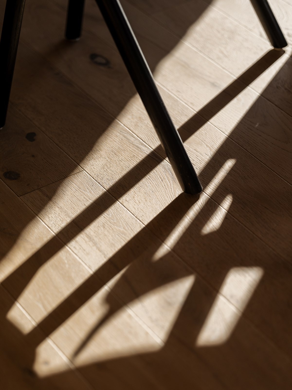 Når solen står på, fylles stuen med et behagelig lys som fremhever rommets kvaliteter. Galleribilde