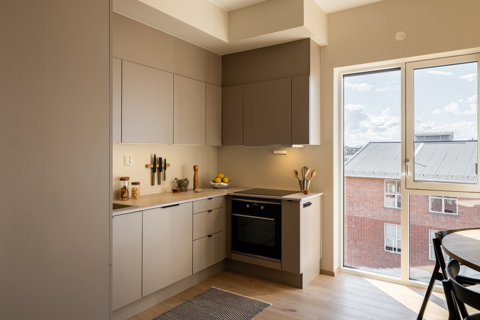Integrert Electrolux oppvaskmaskin, komfyr og platetopp. Galleribilde