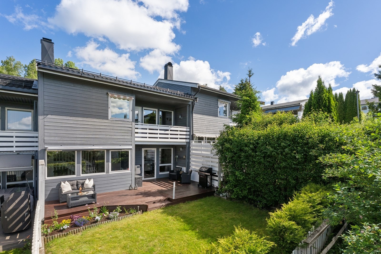 Anine Mørch-Aas v/DNB Eiendom har gleden av å presentere Furulia 5D! Boligen fremstår som lys, praktisk og godt tilrettelagt for både par og barnefamilier. Her får du en fin kombinasjon av funksjonelle løsninger, gode oppholdsrom og hyggelige uteområder. Galleribilde