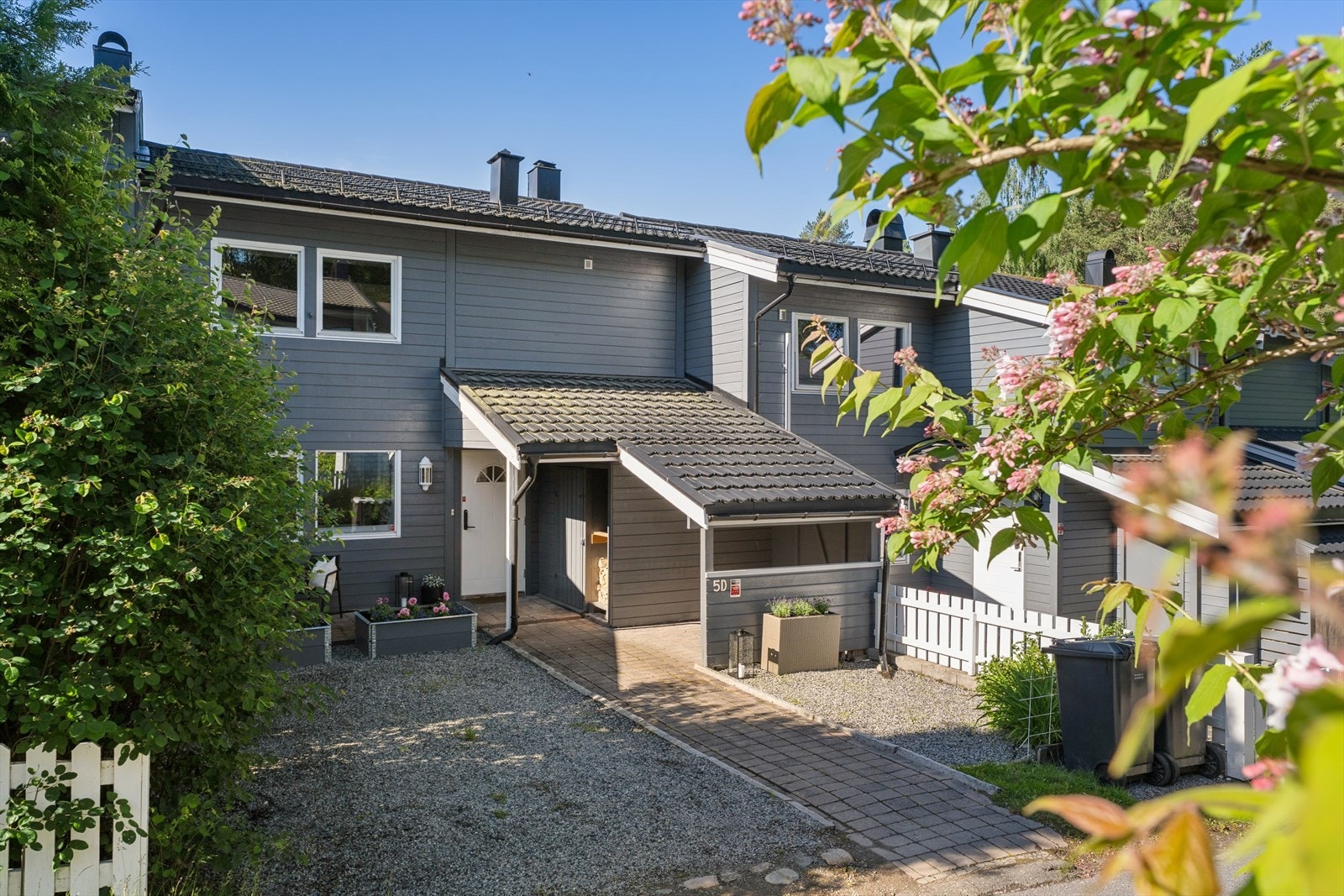 En praktisk, innholdsrik og koselig bolig med gode uteplasser og gode solforhold - perfekt for deg som ønsker en familievennlig hverdag i fine omgivelser. Velkommen til visning! Galleribilde