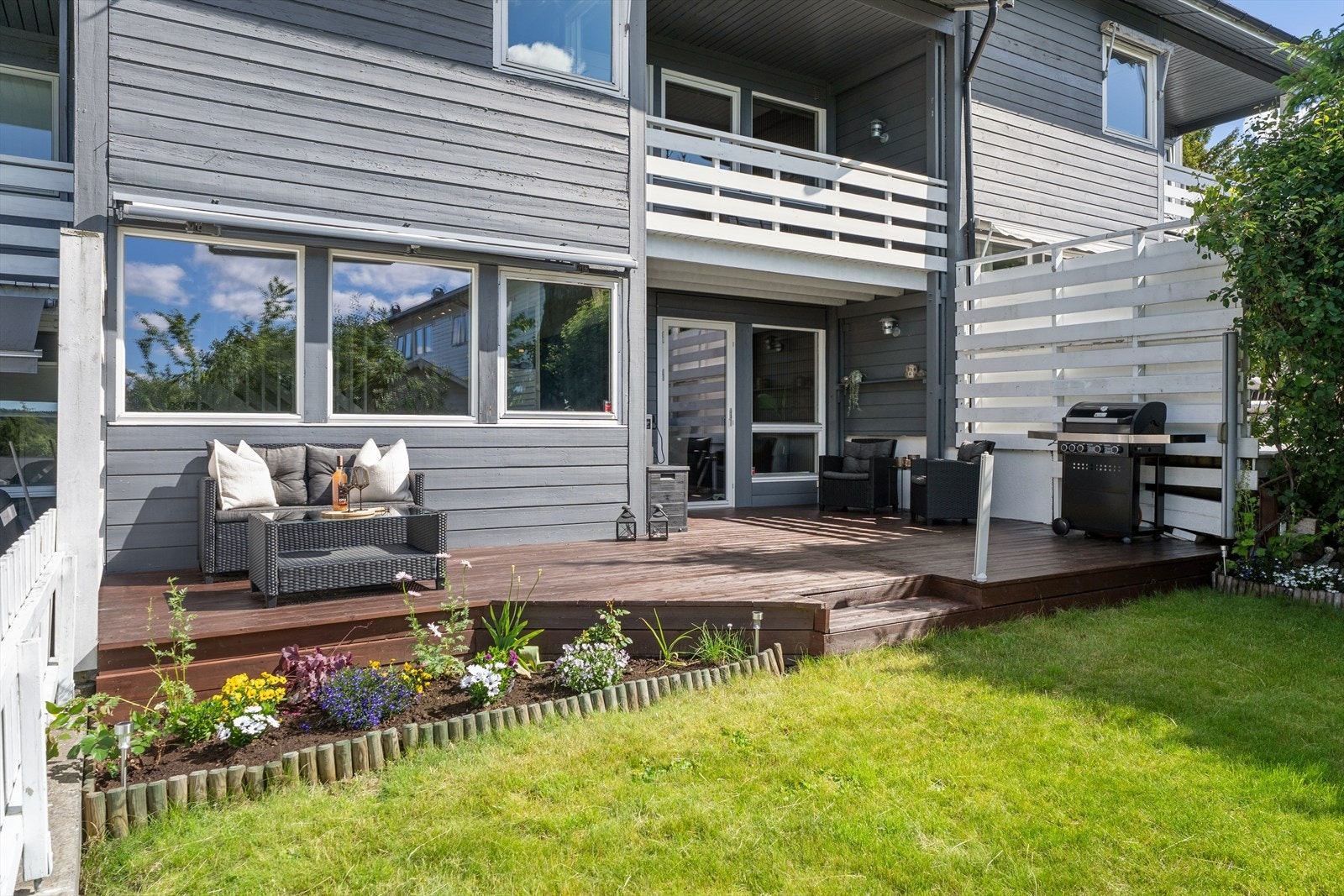 Fra stuen er det direkte utgang til en stor, sydvendt terrasse på ca. 25 m² - et av boligens klare høydepunkter. Galleribilde